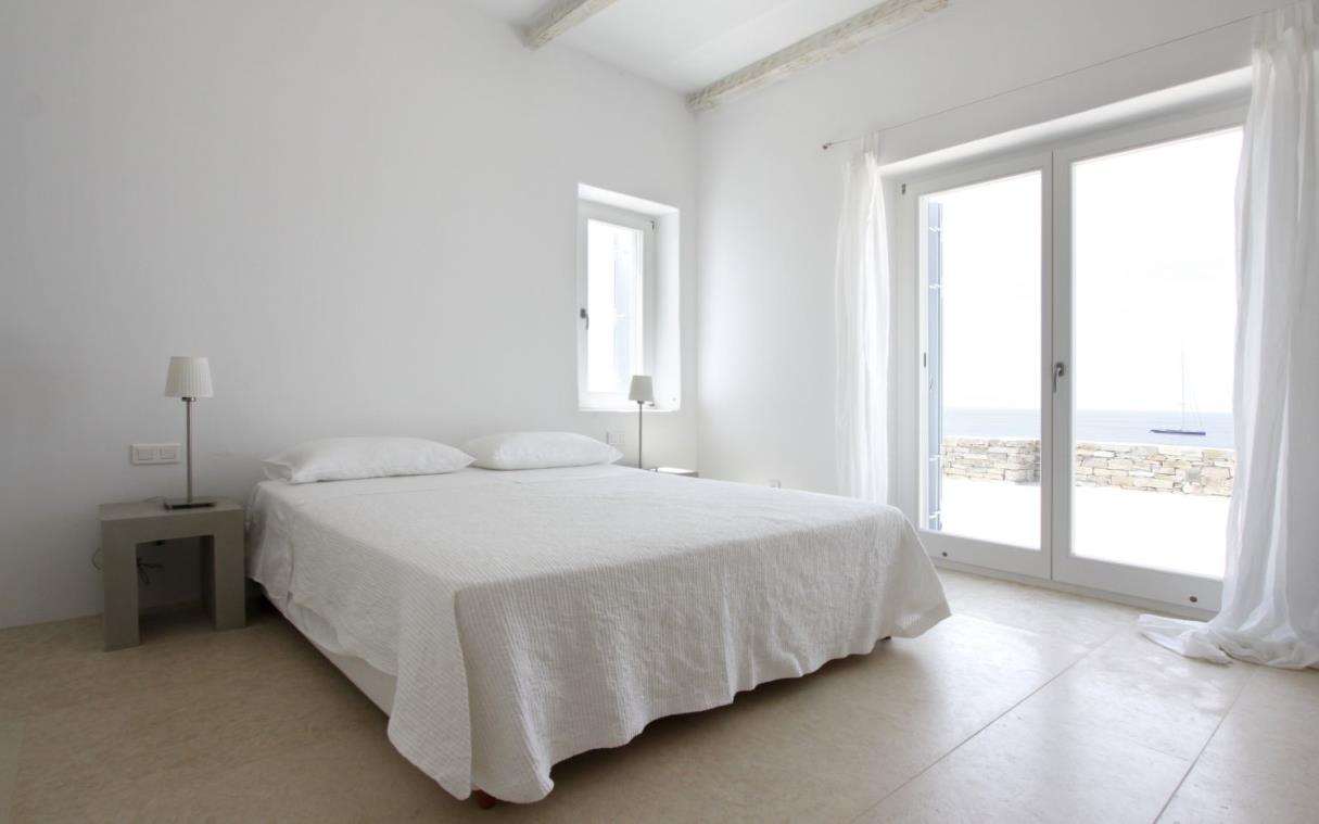 villa-paros-cyclades-greece-beach-luzury-haroula-bed (1).jpg