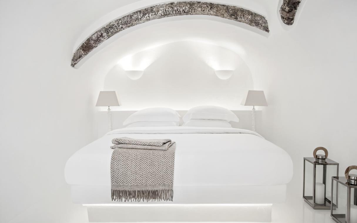 villa-santorini-cyclades-greece-luxury-sea-minimalist-erossea-bed-2.jpg