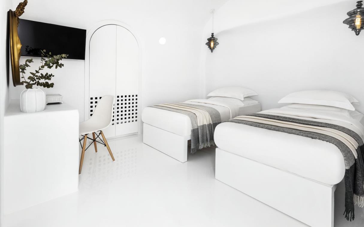 villa-santorini-cyclades-greece-luxury-sea-minimalist-erossea-bed-1.jpg (1)