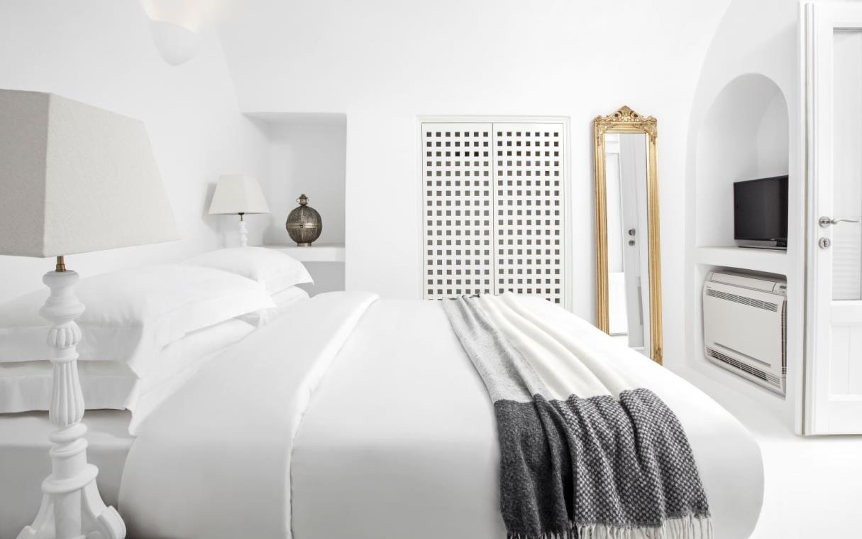 villa-santorini-cyclades-greece-luxury-sea-minimalist-erossea-bed-1.jpg
