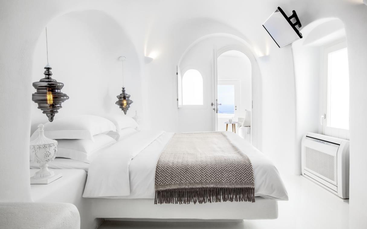 villa-santorini-cyclades-greece-luxury-sea-minimalist-erossea-bed-4.jpg