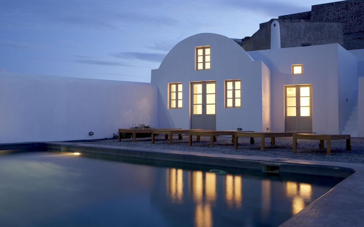 villa-santorini-cyclades-greece-luxury-pool-ioli-cov.jpg