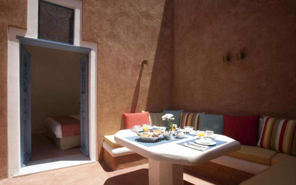 villa-santorini-cyclades-greece-luxury-seaside-nina-outdoor-dining.jpg