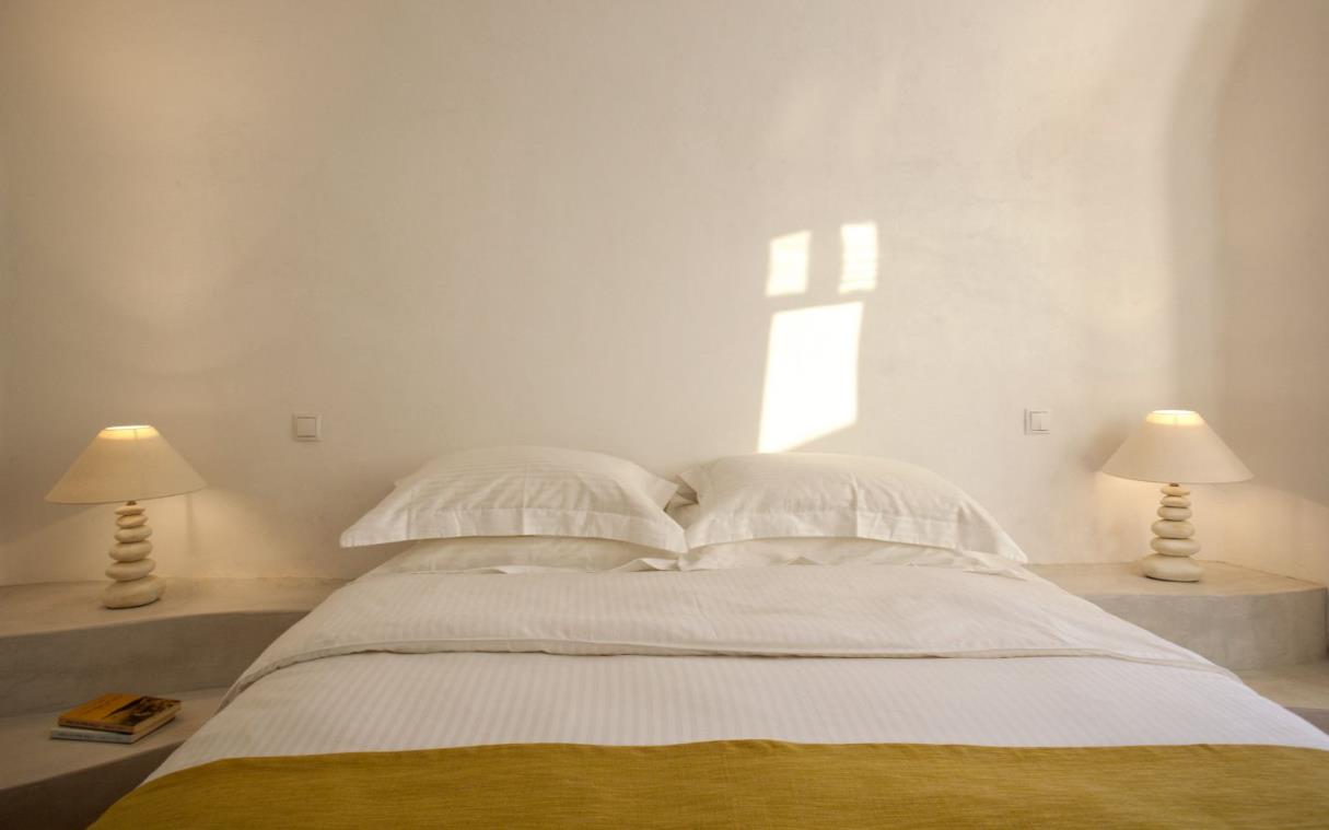 villa-santorini-cyclades-greece-luxury-seaside-nina-bed-2.jpg