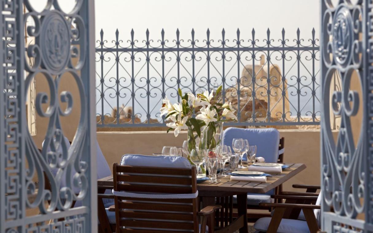 villa-santorini-cyclades-greece-luxury-seaside-nina-outdoor-dining-3.jpg
