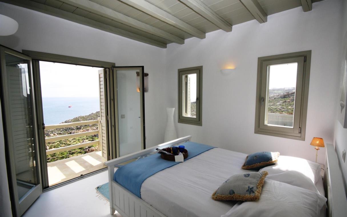 villa-mykonos-cyclades-greece-pool-sea-views-felicity-bed-3.jpg