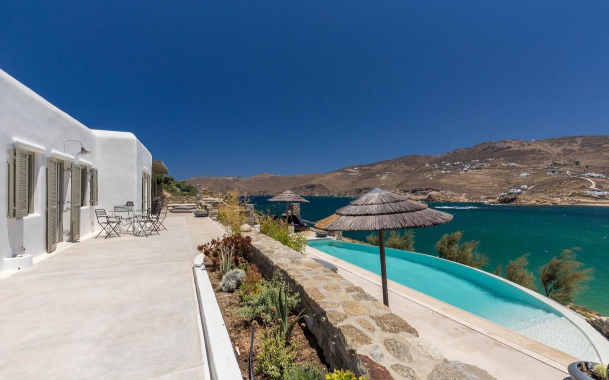 villa-mykonos-cyclades-greek-islands-greece-pool-garden-cecille-swim (6).jpg