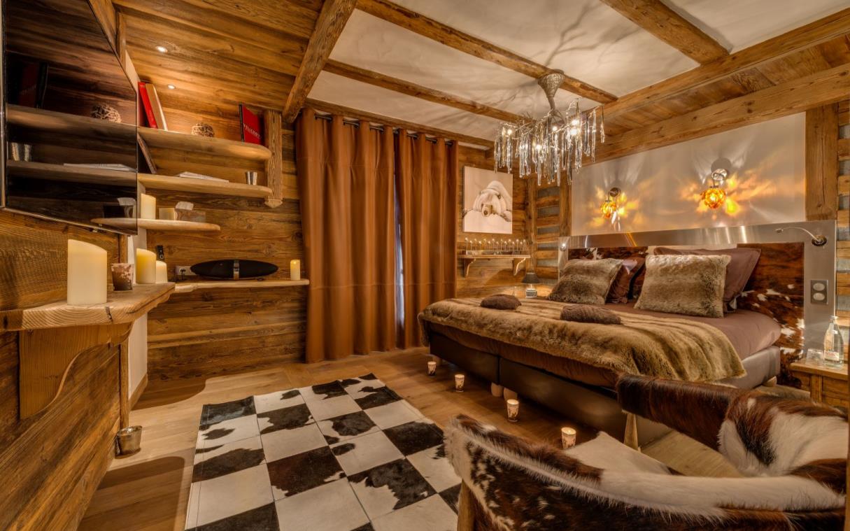 chalet-val-d-isere-french-alps-france-luxury-pool-lhotse-bed (7).jpg