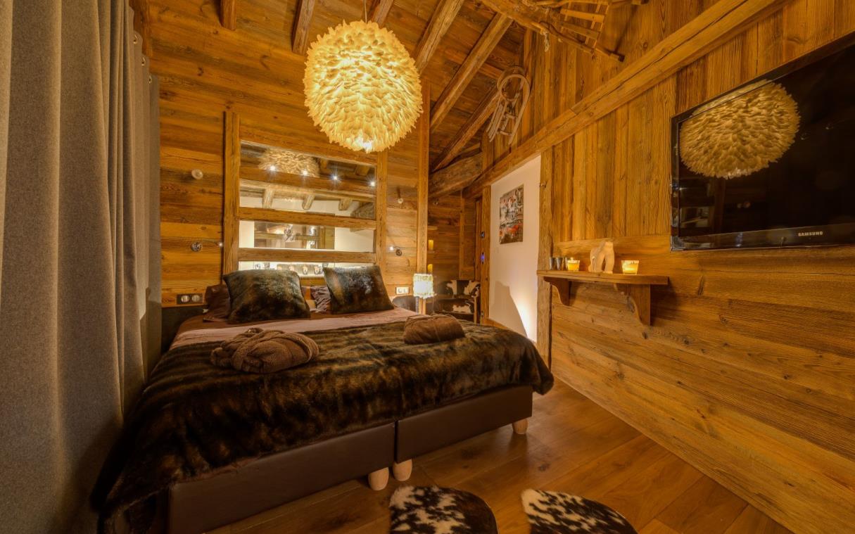 chalet-val-d-isere-french-alps-france-luxury-pool-lhotse-bed (5).jpg