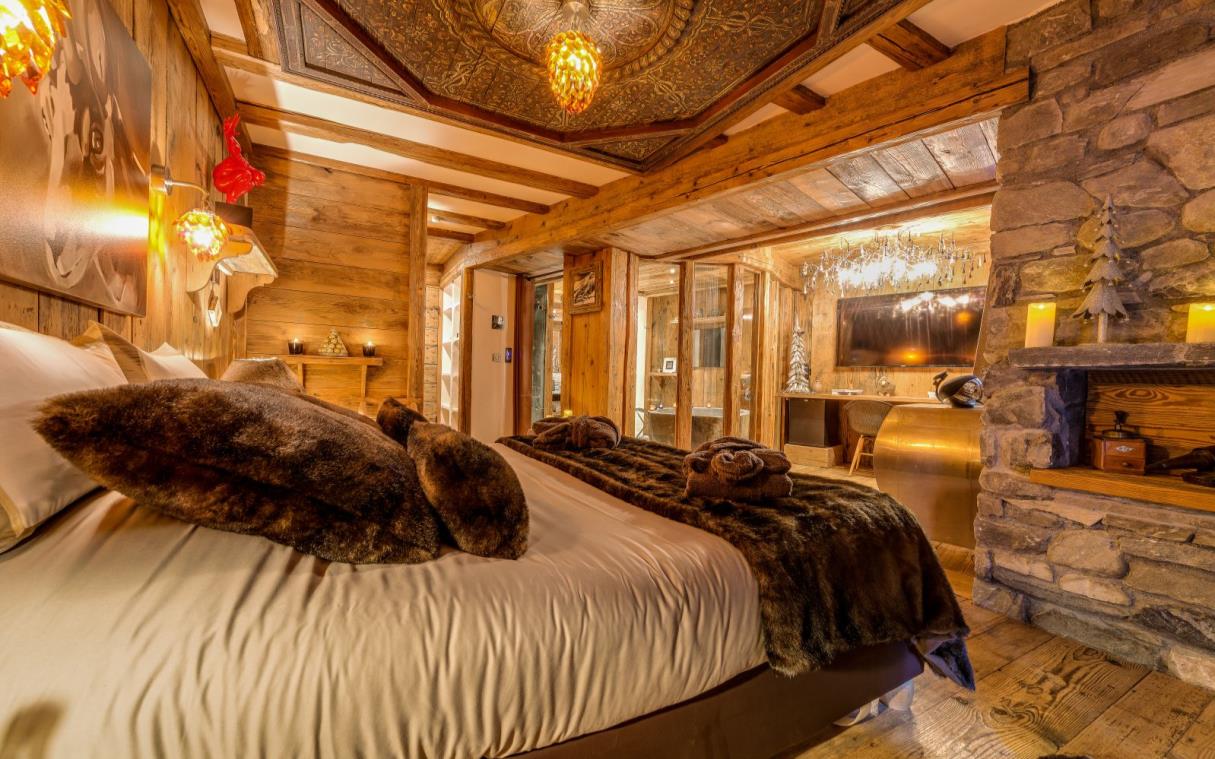 chalet-val-d-isere-french-alps-france-luxury-pool-lhotse-bed (11).jpg