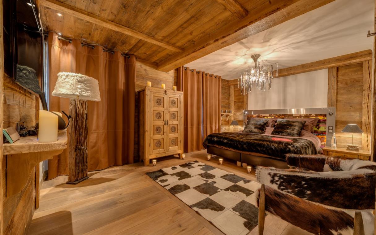 chalet-val-d-isere-french-alps-france-luxury-pool-lhotse-bed (9).jpg