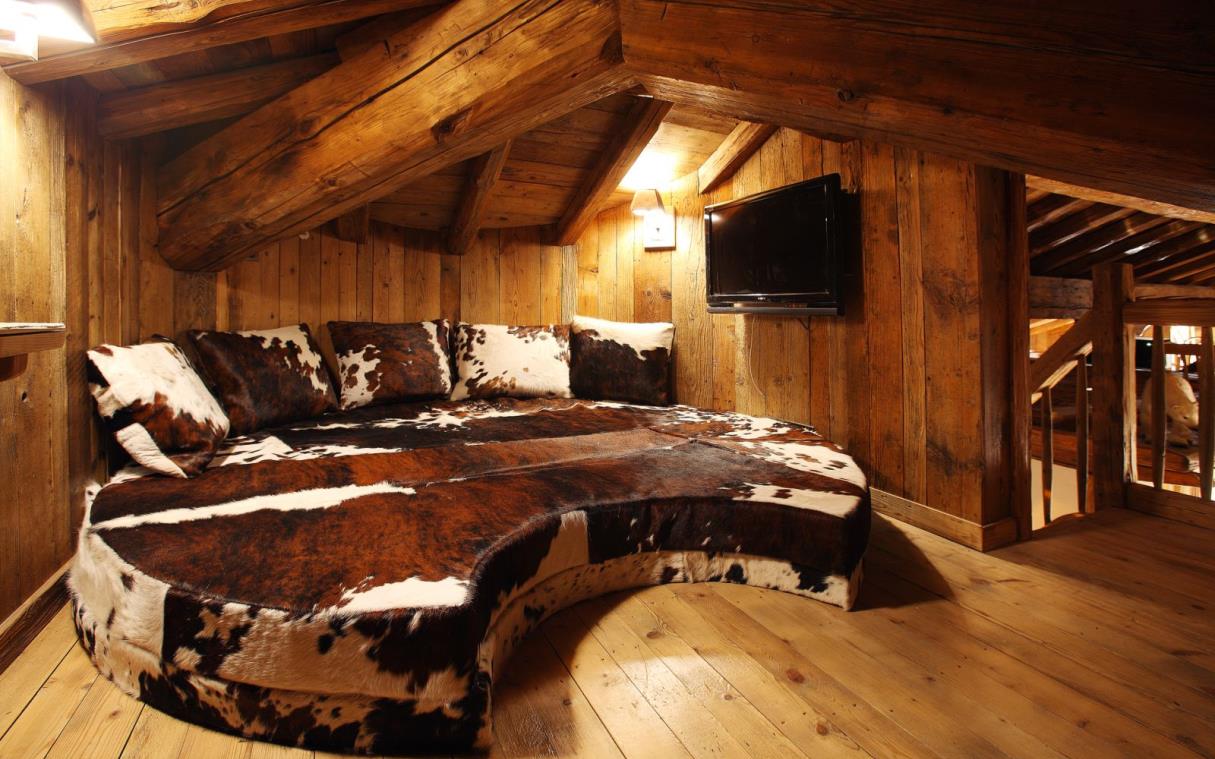 chalet-val-d-isere-french-alps-france-luxury-pool-lhotse-bed (3).jpg