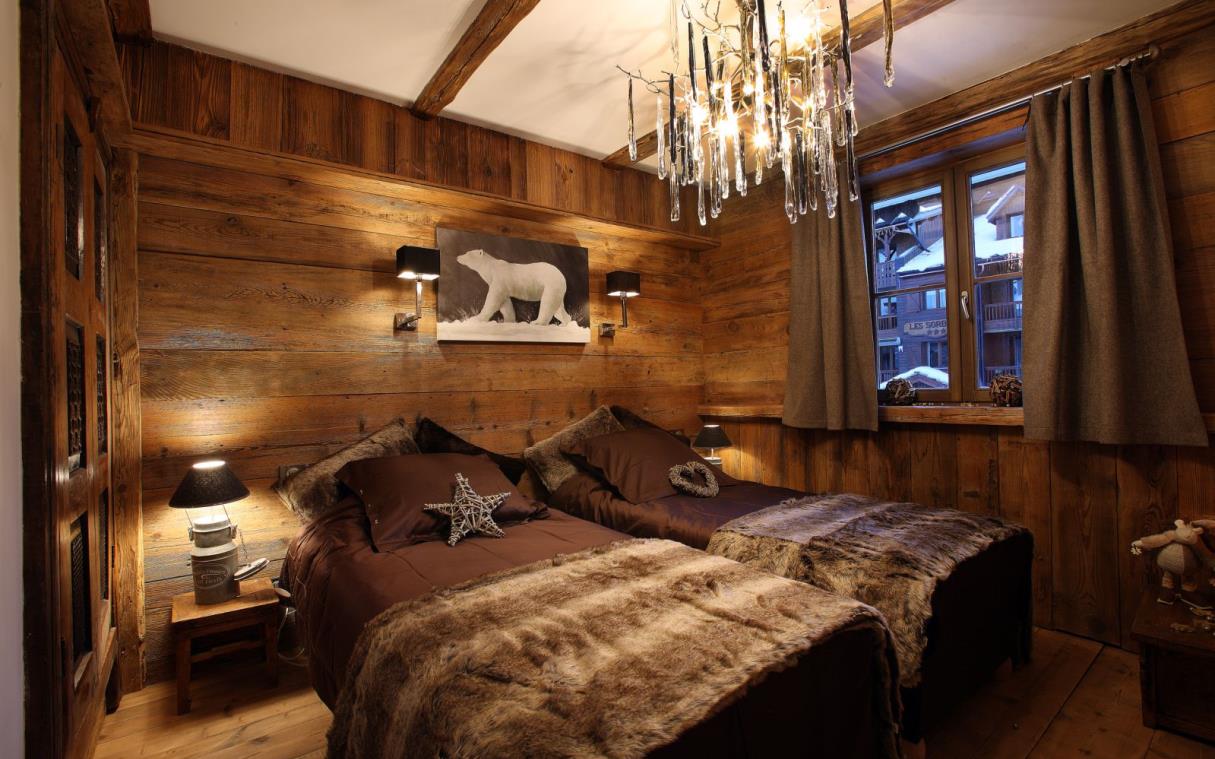 chalet-val-d-isere-french-alps-france-luxury-pool-lhotse-bed (2).jpg