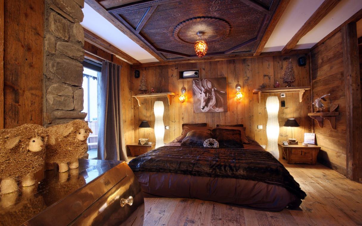 chalet-val-d-isere-french-alps-france-luxury-pool-lhotse-bed (4).jpg