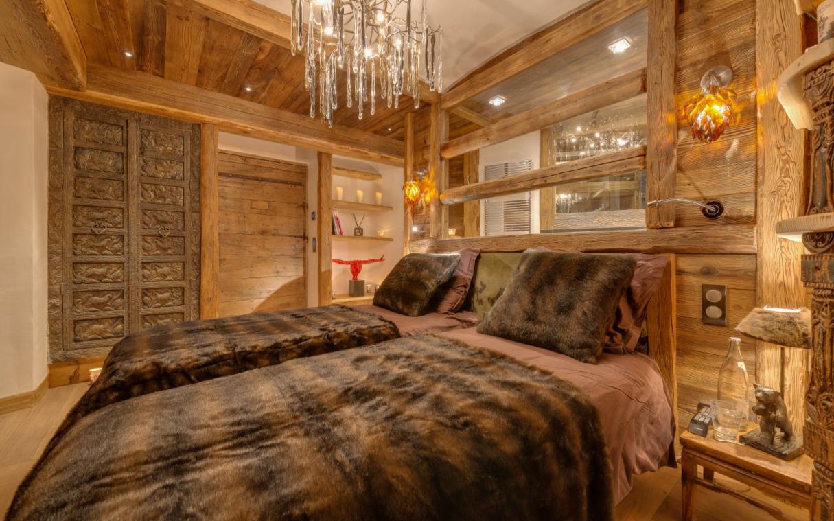 chalet-val-d-isere-french-alps-france-luxury-pool-lhotse-bed (6).jpg