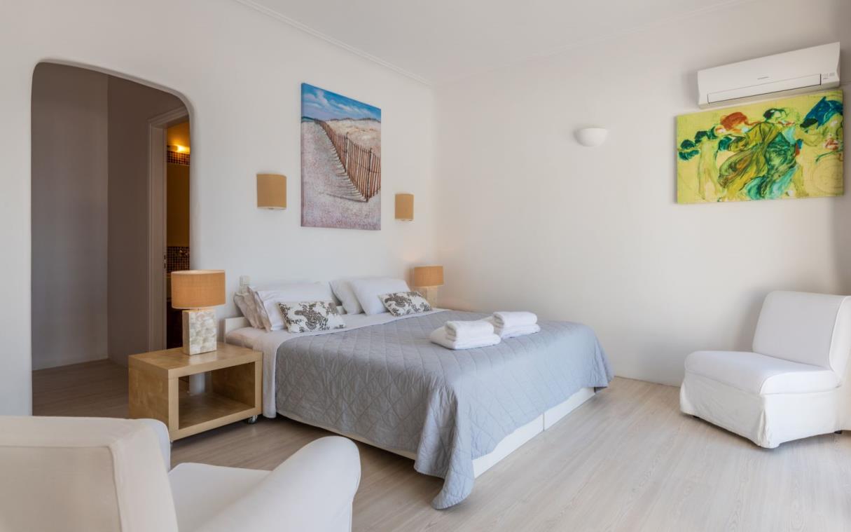 villa-mykonos-cyclades-greece-luxury-pool-seaview-bed.jpg