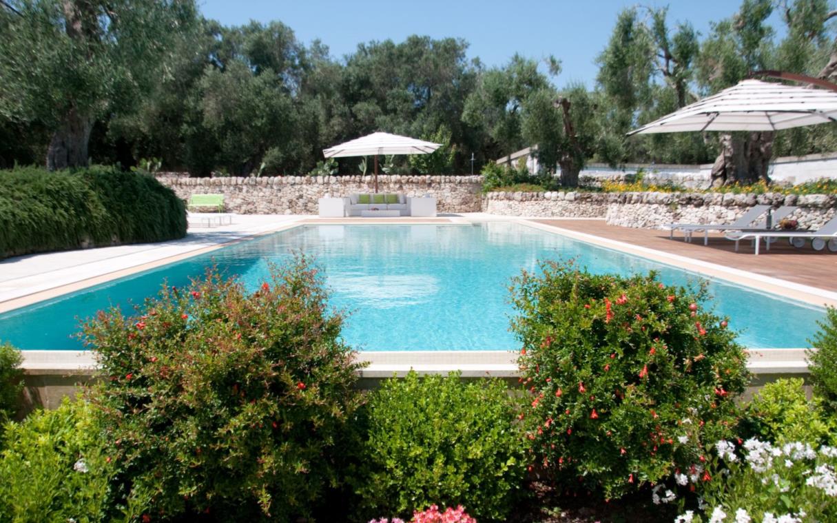 villa-apulia-italy-farmhouse-pool-masseria-raganella-swim (3).jpg
