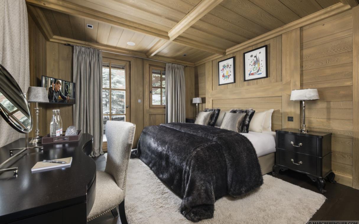 chalet-courchevel-french-alps-france-luxury-ski-blanchot-bed (5).jpg