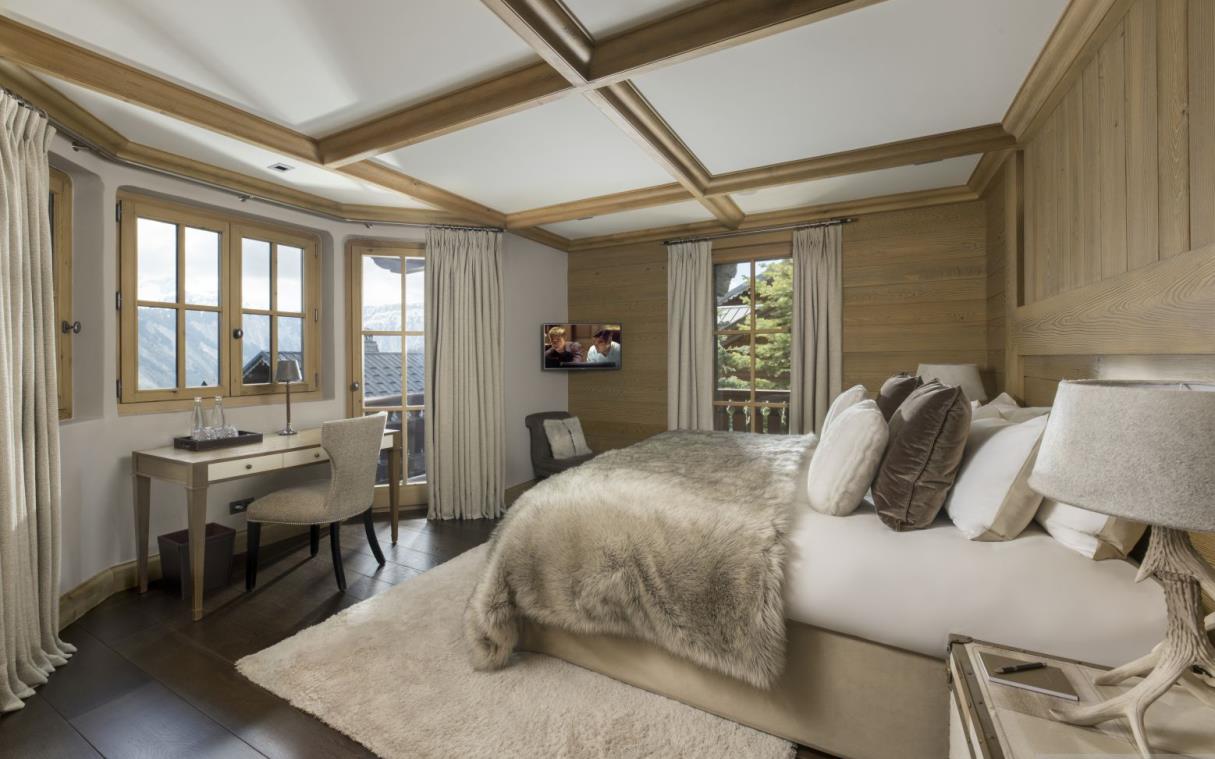 chalet-courchevel-french-alps-france-luxury-ski-blanchot-bed (4).jpg