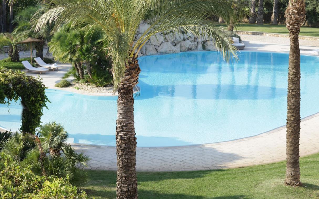 villa-lecce-apulia-italy-pool-luxury-masseria-antonio-augusto-swim (2).jpg