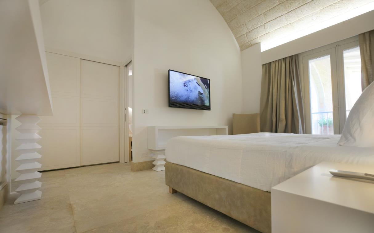 villa-lecce-apulia-italy-pool-luxury-masseria-antonio-augusto-bed-cla (3)