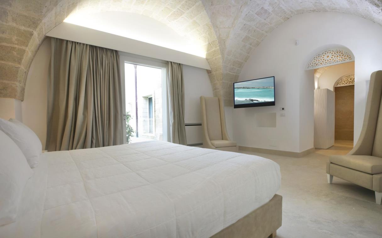 villa-lecce-apulia-italy-pool-luxury-masseria-antonio-augusto-bed-su (1)