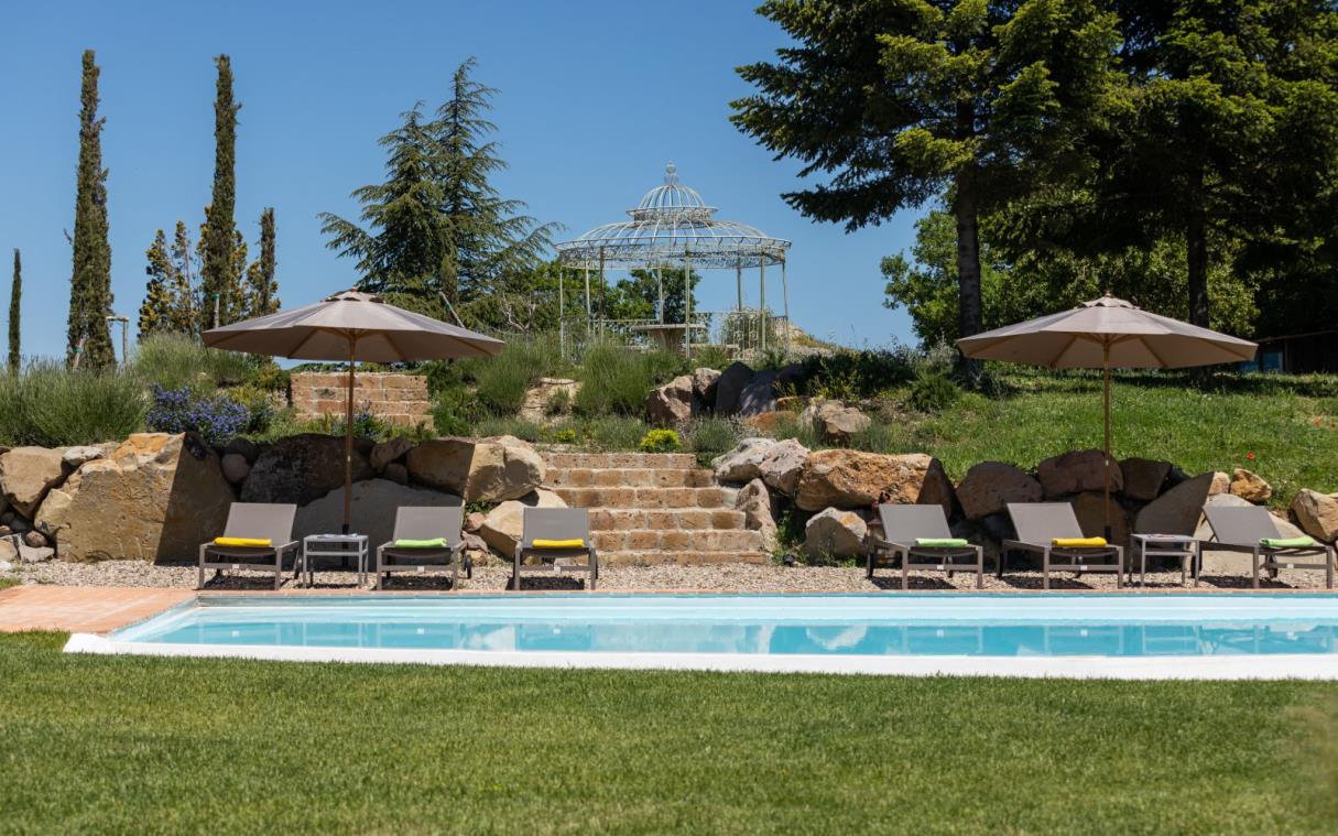 villa-valdorcia-tuscany-italy-luxury-pool-poggio-fibbia-swim (6).jpg