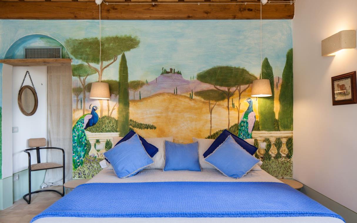 villa-valdorcia-tuscany-italy-luxury-pool-poggio-fibbia-bed (14).jpg