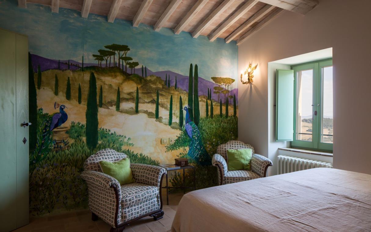 villa-valdorcia-tuscany-italy-luxury-pool-poggio-fibbia-bed (8).jpg