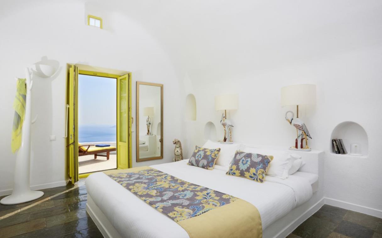 villa-santorini-cyclades-greece-luxury-pool-ftelari-bed (2).jpg