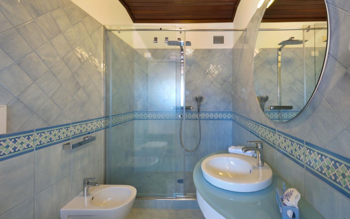 villa-nerano-sorrento-amalfi-italy-luxury-pool-sea-views-ulisse-bath 4