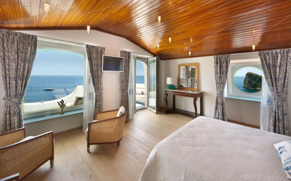 villa-nerano-sorrento-amalfi-italy-luxury-pool-sea-views-ulisse-bed 4