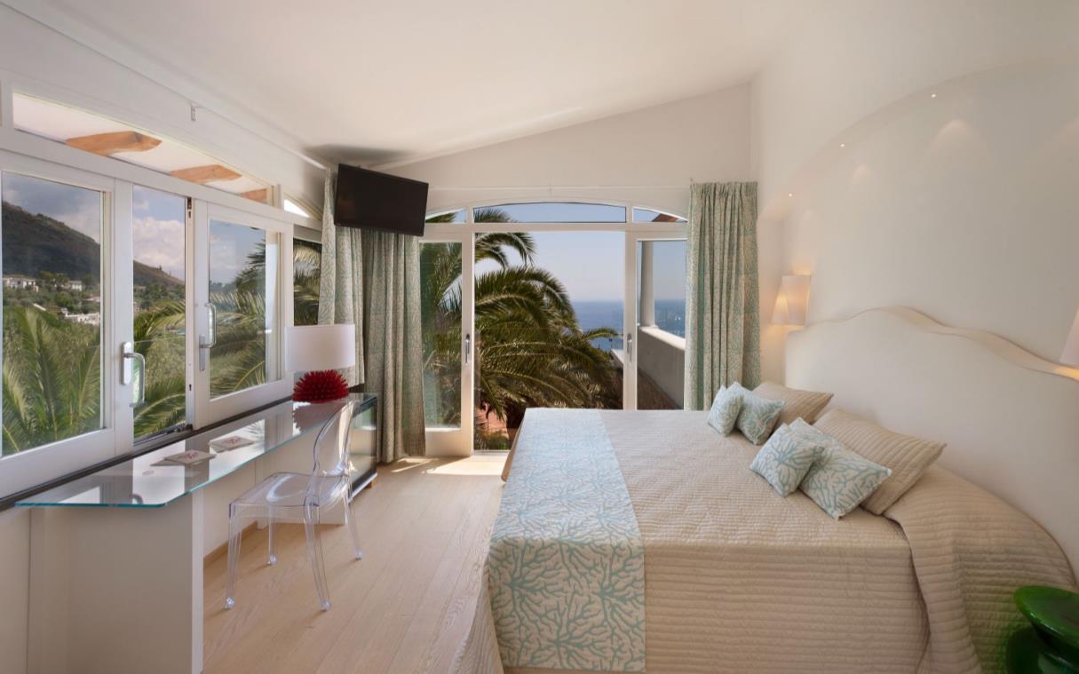 villa-nerano-sorrento-amalfi-italy-luxury-pool-sea-views-ulisse-bed 2
