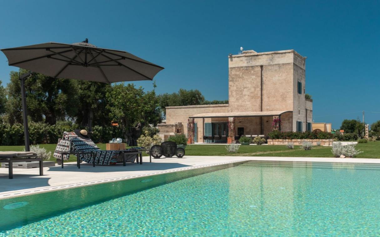 villa-apulia-italy-countryside-luxury-masseria-pettolecchia-piccola-COVb.jpg
