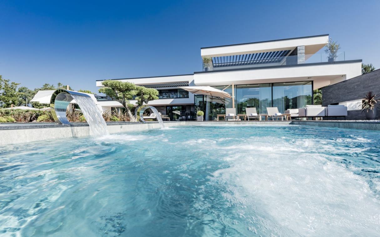 villa-geneva-switzerland-luxury-pool-ultima-geneve-swim (1)