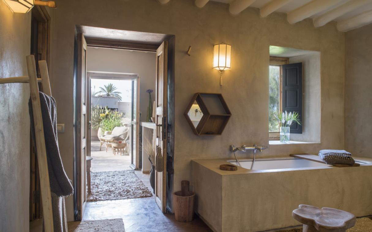 villa-marrakesh-morocco-africa-luxury-quirky-pool-dar-el-sadaka-bath (7).jpg