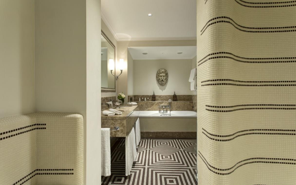 apartment-rome-italy-luxury-terrace-hotel-de-russie-nijinsky-suite-bath.jpg