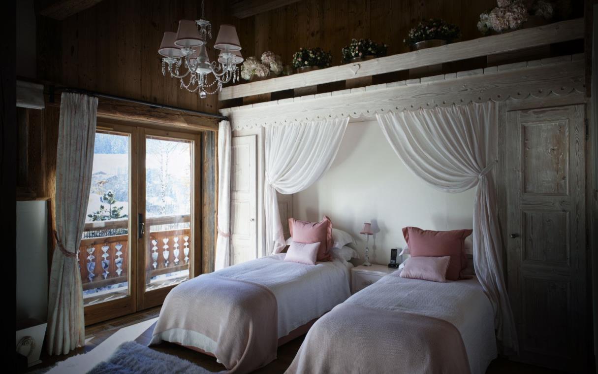 chalet-megeve-french-alps-france-ski-luxury-aspen-bed (2).jpg