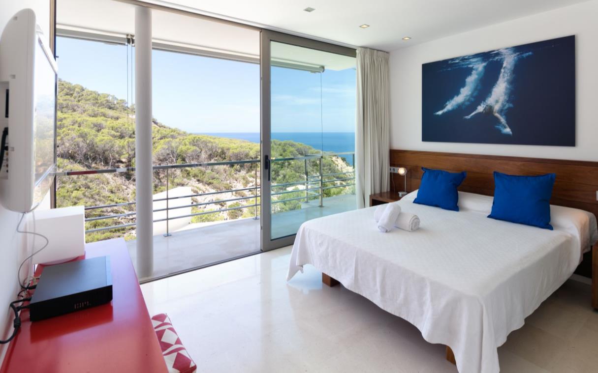 villa-ibiza-calla-vadella-spain-luxury-modern-seaviews-pepa-bed (12).jpg