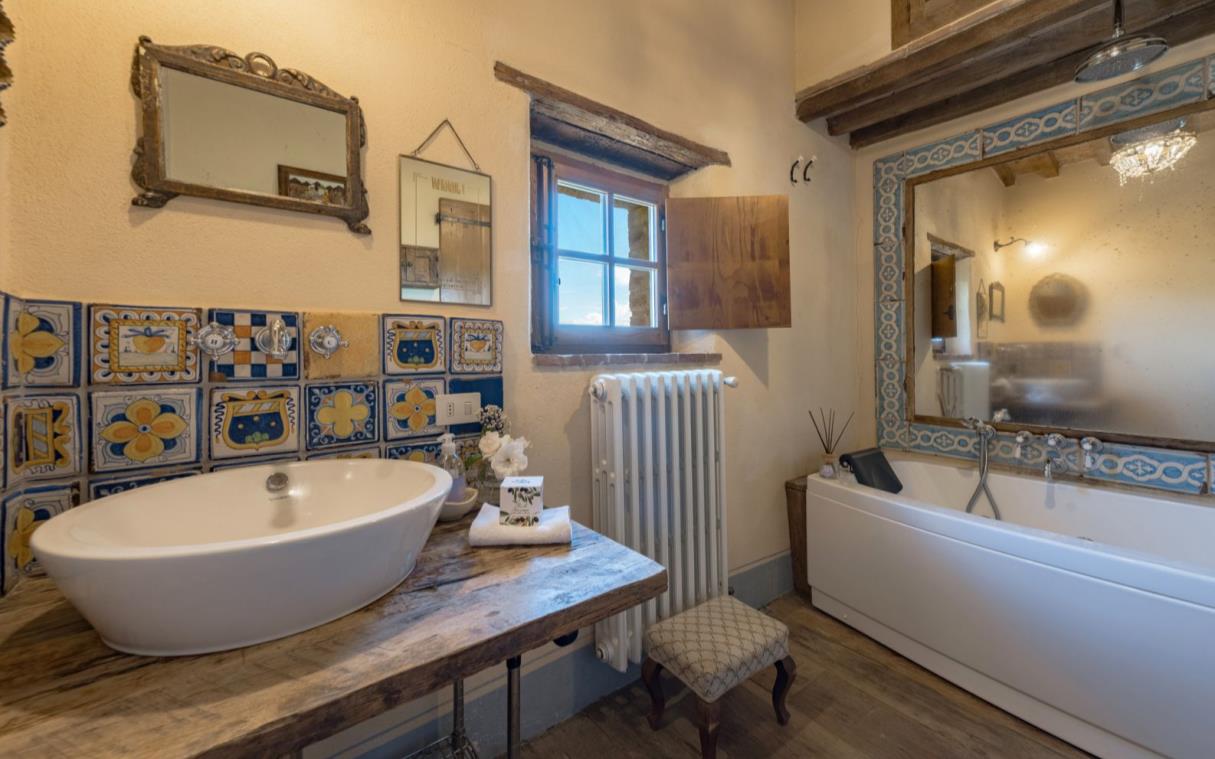 villa-pienza-siena-tuscany-italy-luxury-pool-romantica-bath (1).jpg