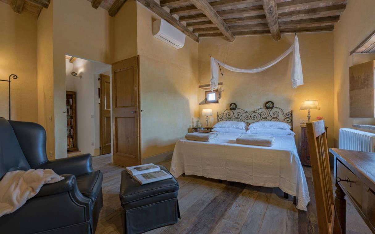 villa-pienza-siena-tuscany-italy-luxury-pool-romantica-bed (3).jpg
