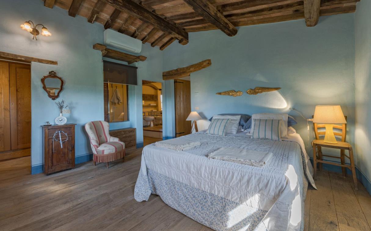 villa-pienza-siena-tuscany-italy-luxury-pool-romantica-bed (13).jpg