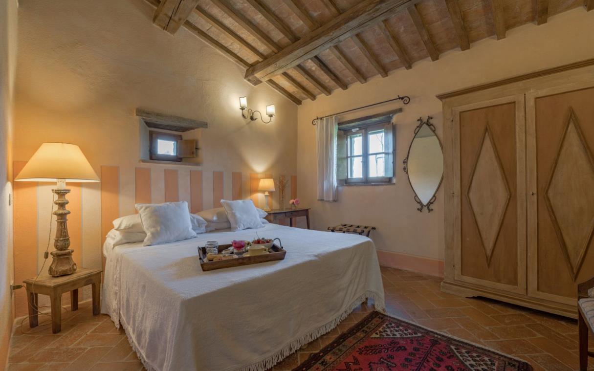 villa-pienza-siena-tuscany-italy-luxury-pool-romantica-bed (1).jpg