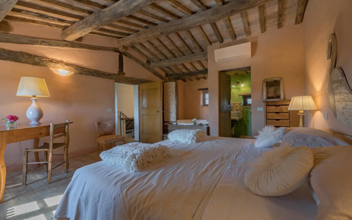 villa-pienza-siena-tuscany-italy-luxury-pool-romantica-bed (12).jpg