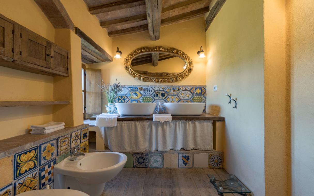 villa-pienza-siena-tuscany-italy-luxury-pool-romantica-bath (5).jpg