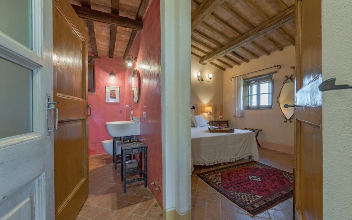 villa-pienza-siena-tuscany-italy-luxury-pool-romantica-bed.jpg