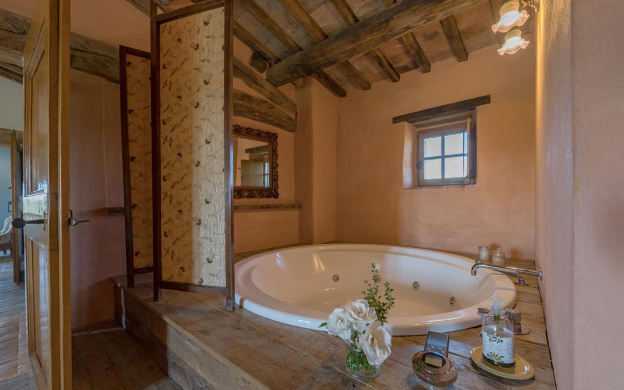 villa-pienza-siena-tuscany-italy-luxury-pool-romantica-bath (4).jpg