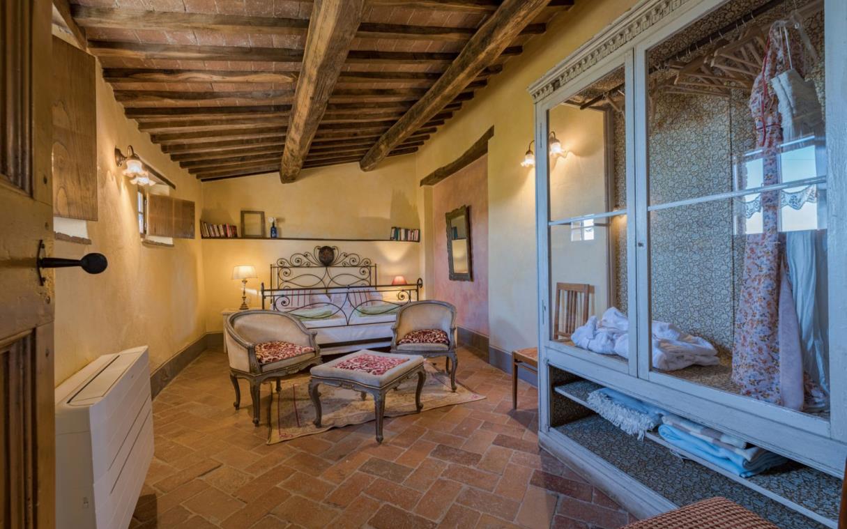 villa-pienza-siena-tuscany-italy-luxury-pool-romantica-bed (7).jpg