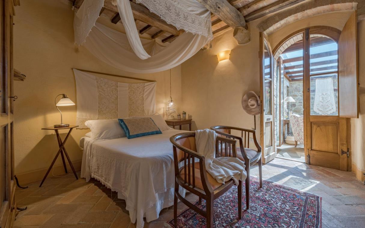 villa-pienza-siena-tuscany-italy-luxury-pool-romantica-bed (4).jpg