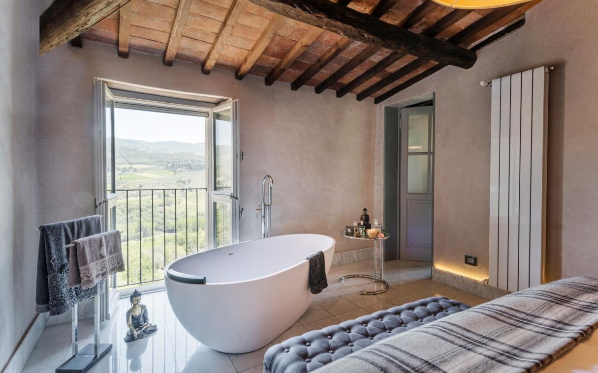 villa-chianti-tuscany-italy-luxury-pool-countryside-vitigliano-bath (2).jpg